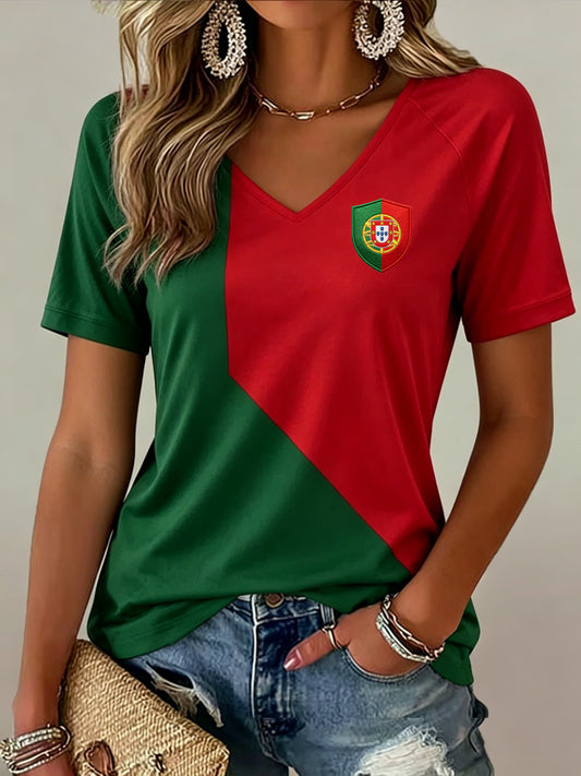 Camiseta com Gola em V e Estampa Artística de Torcida em Jogo de Futebol Feminino de Portugal